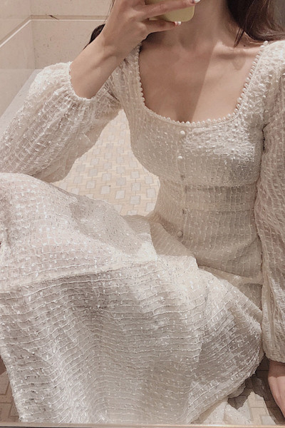 Balta sieviešu kleita ar kvadrātveida kakla izgriezumu un pogām