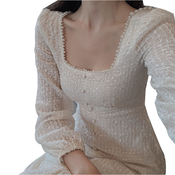 Balta sieviešu kleita ar kvadrātveida kakla izgriezumu un pogām