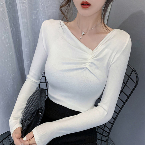 Sieviešu ikdienas blūze ar garām piedurknēm un špica kakla izgriezumu