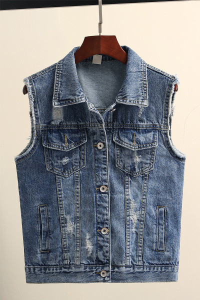 Jauns sieviešu džinsa vestes modelis ar saplēstiem motīviem un klasisku apkakli