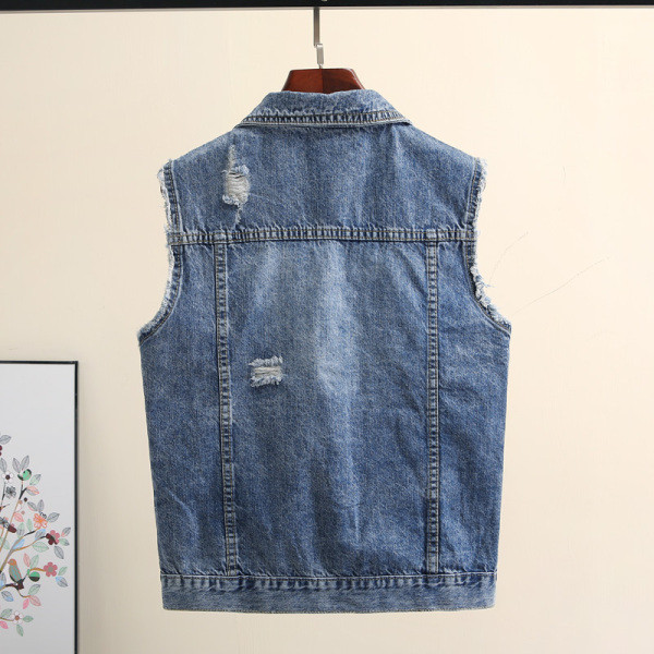 Jauns sieviešu džinsa vestes modelis ar saplēstiem motīviem un klasisku apkakli