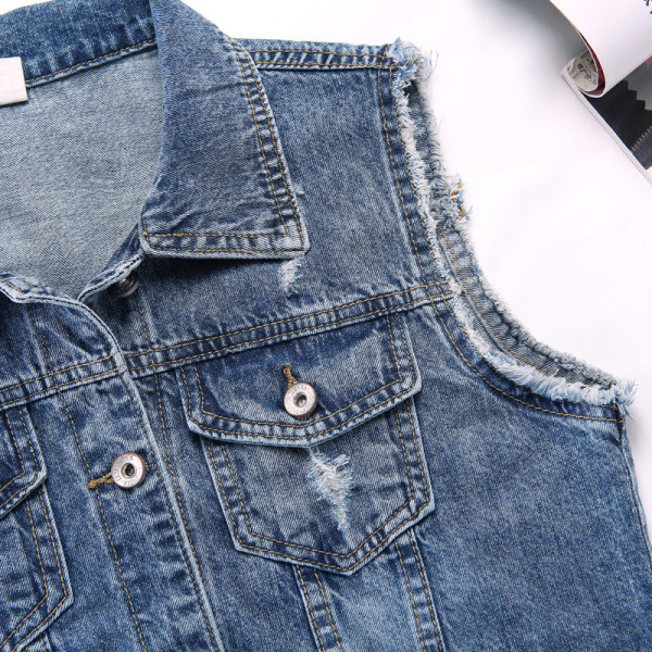 Jauns sieviešu džinsa vestes modelis ar saplēstiem motīviem un klasisku apkakli