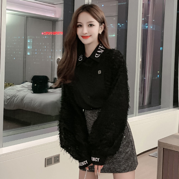 Modern női ing klasszikus gallérral, zsebbel és hímzéssel