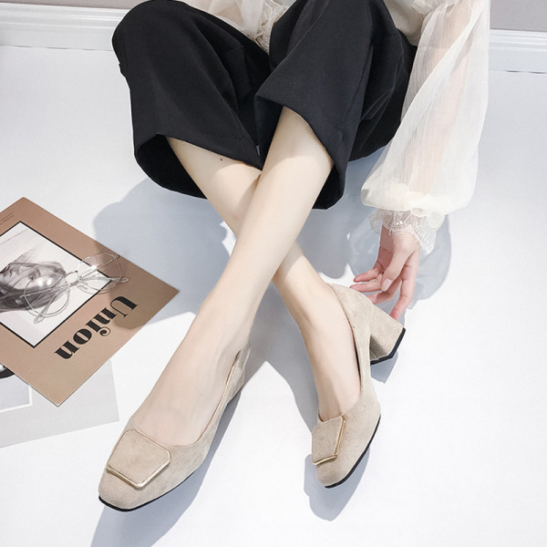 Sieviešu zamšādas kurpes ar biezu papēdi un sprādzi - divi modeļi