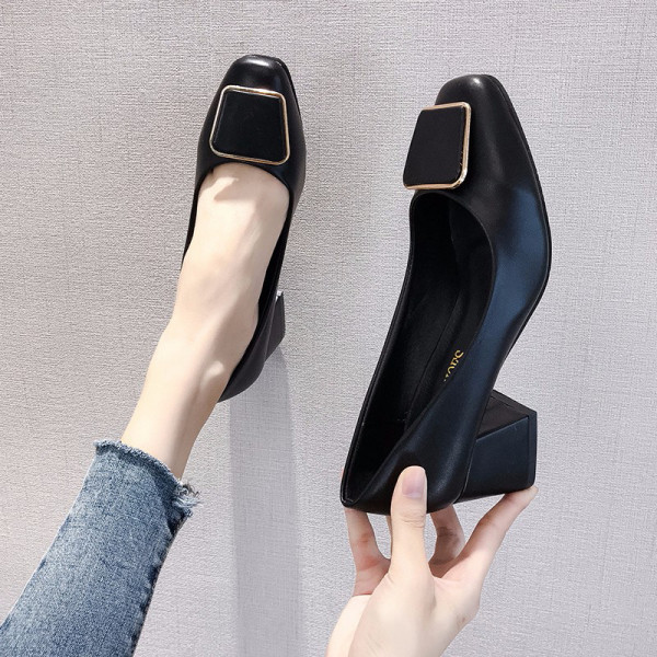 Sieviešu zamšādas kurpes ar biezu papēdi un sprādzi - divi modeļi