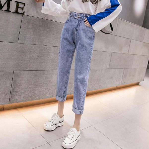 Ženske ležerne traperice - ravni model s visokim strukom i metalnim ukrasom