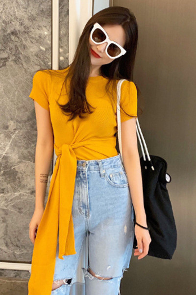 Jauna modeļa pieguloša sieviešu blūze ar īsām piedurknēm un vidukļa saitēm