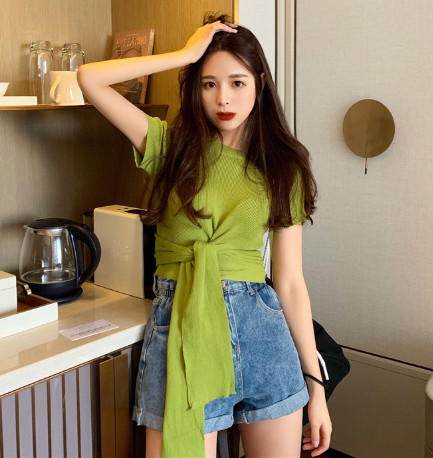 Jauna modeļa pieguloša sieviešu blūze ar īsām piedurknēm un vidukļa saitēm