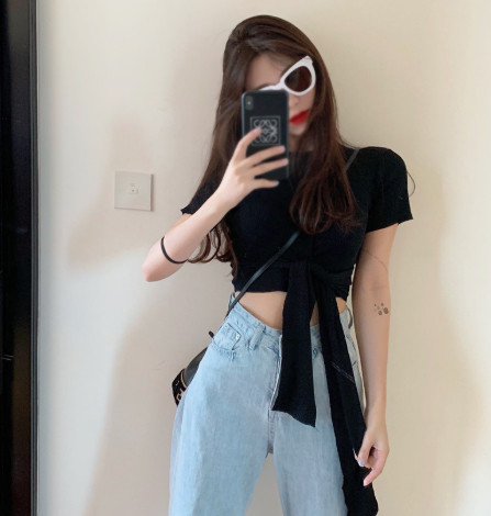 Jauna modeļa pieguloša sieviešu blūze ar īsām piedurknēm un vidukļa saitēm