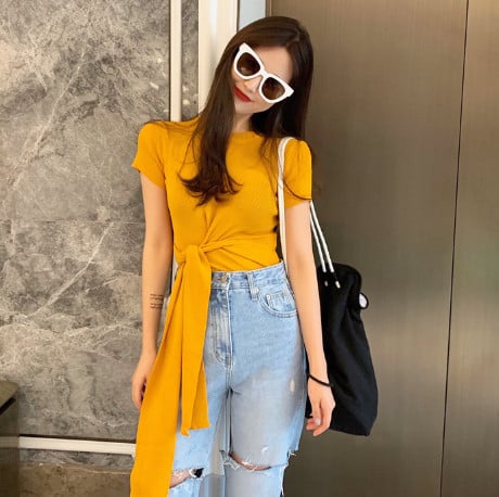 Jauna modeļa pieguloša sieviešu blūze ar īsām piedurknēm un vidukļa saitēm