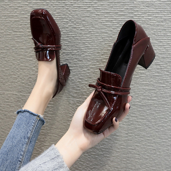 Modernas sieviešu lakādas kurpes ar bieziem papēžiem