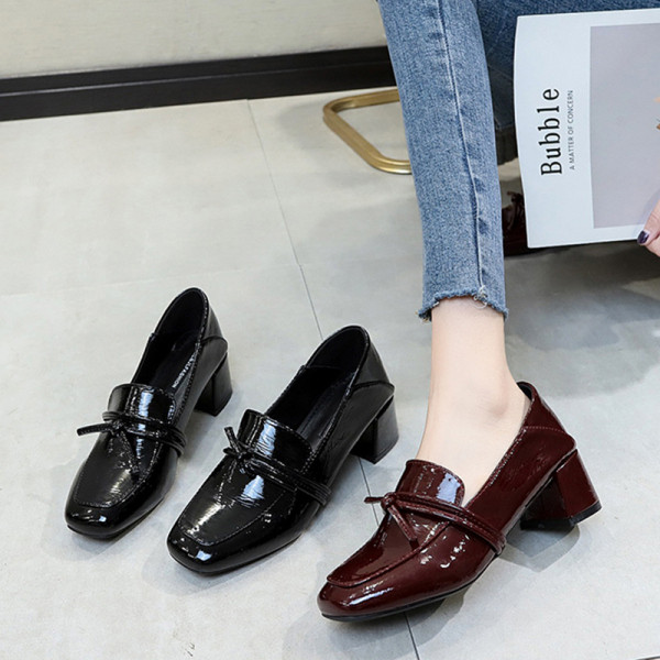 Modernas sieviešu lakādas kurpes ar bieziem papēžiem