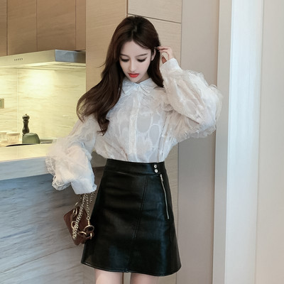 Moderns sieviešu krekls ar fliteriem un mežģīņu elementiem