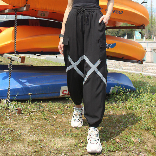 Plats sporta sieviešu bikšu modelis ar elastīgu jostasvietu un kabatām