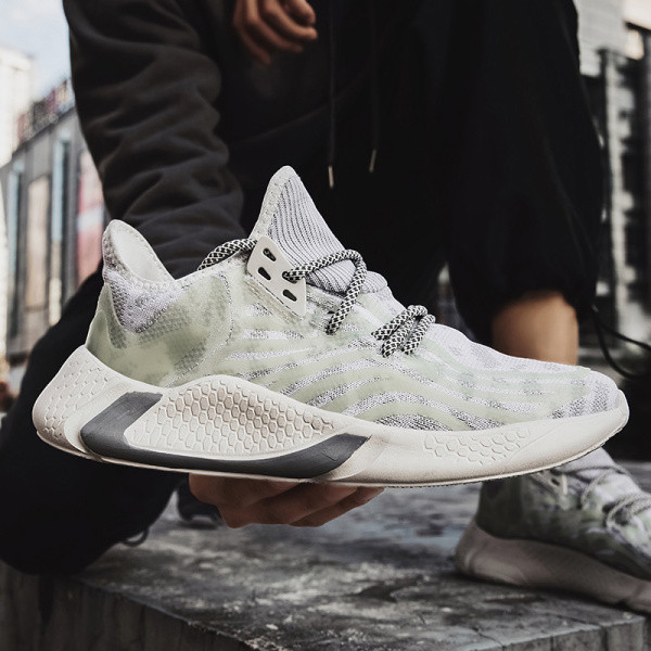 Kevadised paelte ja lameda tallaga helendavad meeste tossud