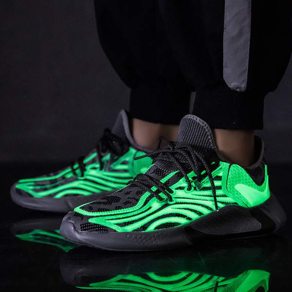 Kevadised paelte ja lameda tallaga helendavad meeste tossud