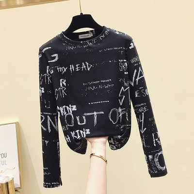 Laisva moteriška palaidinė su užrašais ir apvalia iškirpte