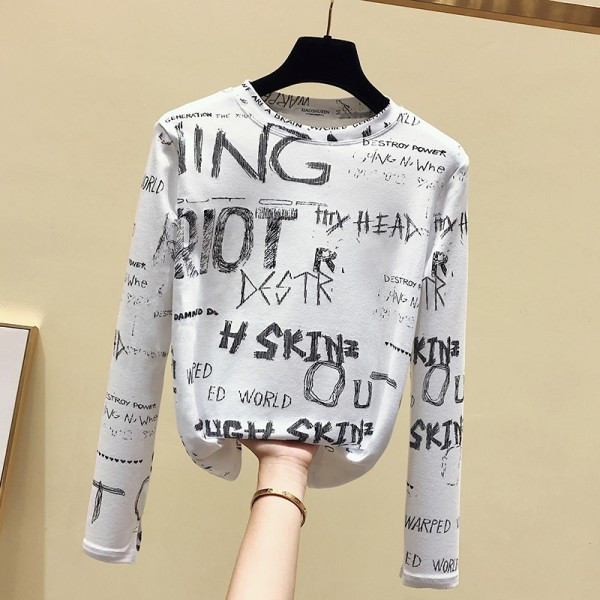 Laisva moteriška palaidinė su užrašais ir apvalia iškirpte