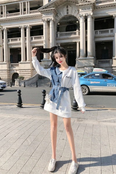 Naujo modelio trumpa asimetriška suknelė su dalimis ir džinsiniu dirželiu