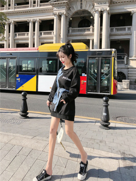 Naujo modelio trumpa asimetriška suknelė su dalimis ir džinsiniu dirželiu