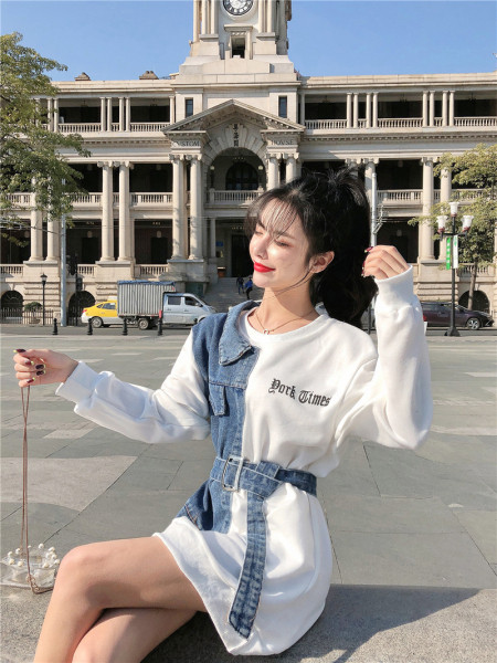 Naujo modelio trumpa asimetriška suknelė su dalimis ir džinsiniu dirželiu