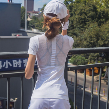 Спортна дамска тениска втален модел с къс ръкав и мрежа