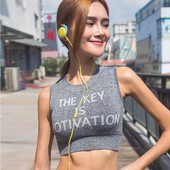 Sportinė moteriška krūtinė su plačiomis petnešėlėmis ir užrašu