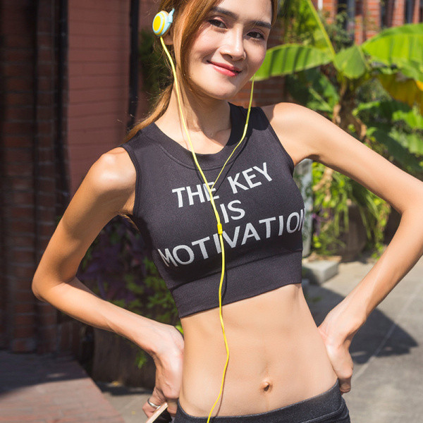 Sportinė moteriška krūtinė su plačiomis petnešėlėmis ir užrašu