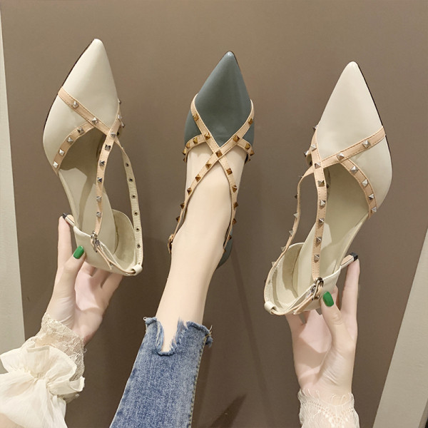 Moderns sieviešu apavu smails modelis ar plānu papēdi un metāla kniedēm