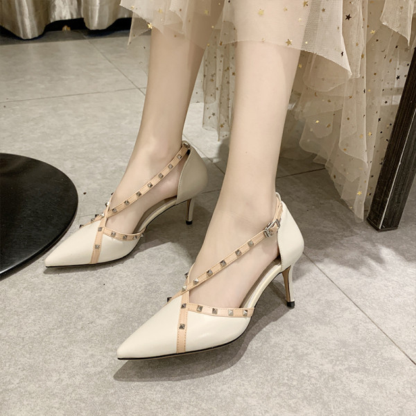 Moderns sieviešu apavu smails modelis ar plānu papēdi un metāla kniedēm