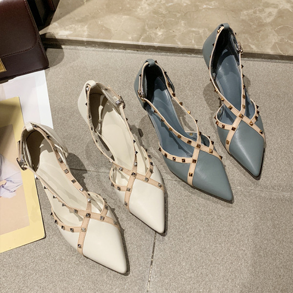 Moderns sieviešu apavu smails modelis ar plānu papēdi un metāla kniedēm