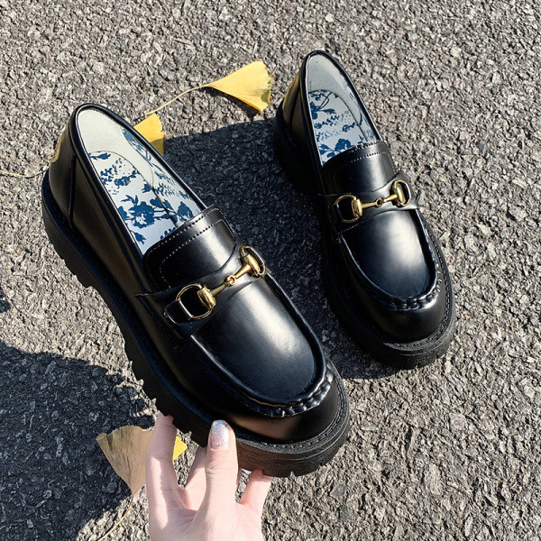 Ādas sieviešu ikdienas apavi ar plakanu zoli un metāla elementu