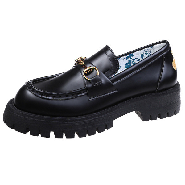 Ādas sieviešu ikdienas apavi ar plakanu zoli un metāla elementu