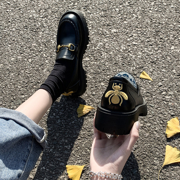 Ādas sieviešu ikdienas apavi ar plakanu zoli un metāla elementu