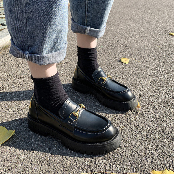 Ādas sieviešu ikdienas apavi ar plakanu zoli un metāla elementu