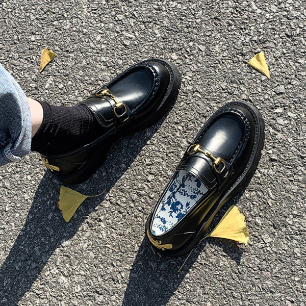 Ādas sieviešu ikdienas apavi ar plakanu zoli un metāla elementu