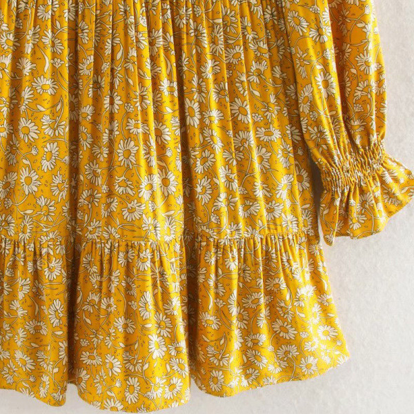 Naujo modelio pavasarinė gėlėta suknelė su garbanomis ir sagomis