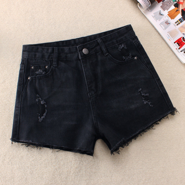Juodi moteriški džinsiniai šortai su plėšytais motyvais