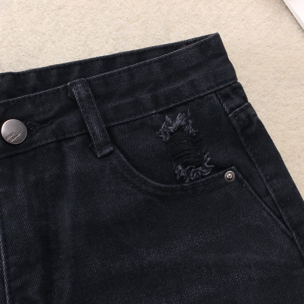 Juodi moteriški džinsiniai šortai su plėšytais motyvais