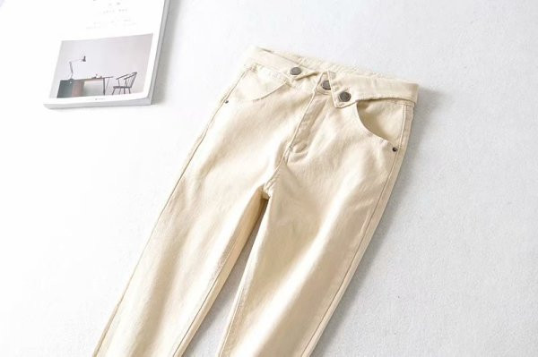 Moteriški džinsai su asimetrišku užsegimu