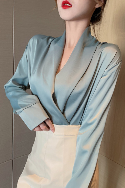 Сатенена дамска риза с шпиц деколте 