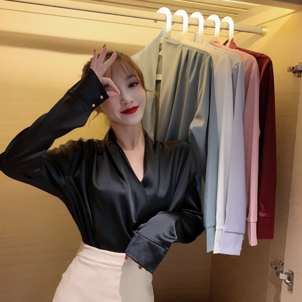 Сатенена дамска риза с шпиц деколте 