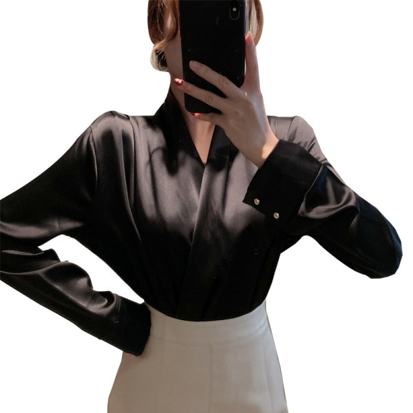 Сатенена дамска риза с шпиц деколте 