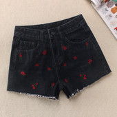 Jauns sieviešu šortu modelis ar augstu vidukli, saplēstiem motīviem un izšuvumiem