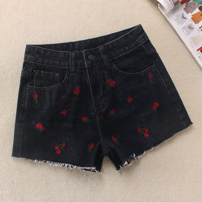 Jauns sieviešu šortu modelis ar augstu vidukli, saplēstiem motīviem un izšuvumiem