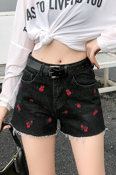 Jauns sieviešu šortu modelis ar augstu vidukli, saplēstiem motīviem un izšuvumiem