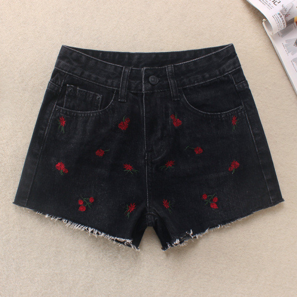 Jauns sieviešu šortu modelis ar augstu vidukli, saplēstiem motīviem un izšuvumiem