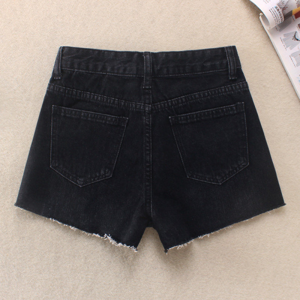 Jauns sieviešu šortu modelis ar augstu vidukli, saplēstiem motīviem un izšuvumiem