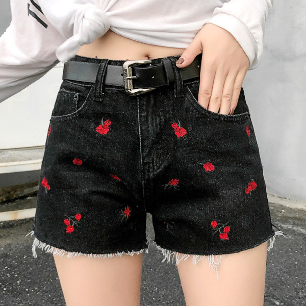 Jauns sieviešu šortu modelis ar augstu vidukli, saplēstiem motīviem un izšuvumiem