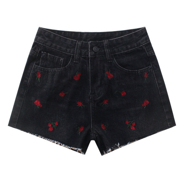 Jauns sieviešu šortu modelis ar augstu vidukli, saplēstiem motīviem un izšuvumiem